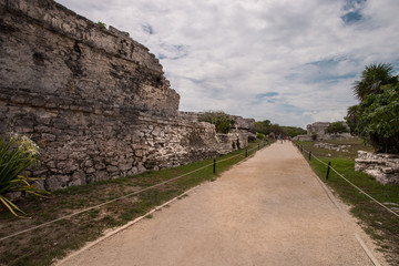 Fototapeta na wymiar Ruinas arqueológicas Mayas en Tulum Mexico