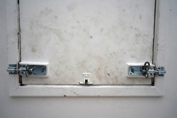 Bolt locks on a hatch