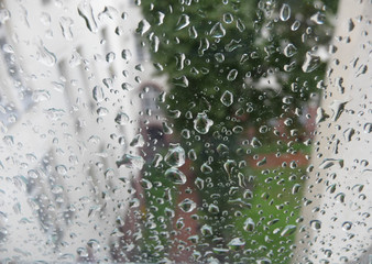 15.06.2008 Berlin.Regentropfen auf einem Fenster