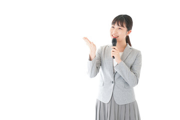 司会をする若いビジネスウーマン