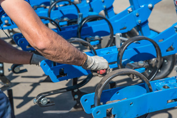 Obraz premium Agricultural equipment installing by worker