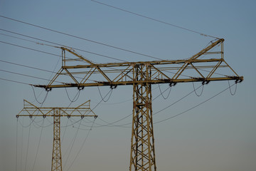 Strommast und Stromleitung