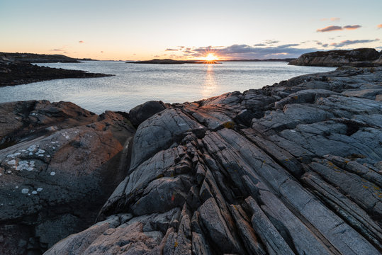 sonnenuntergang auf hitra in norwegen