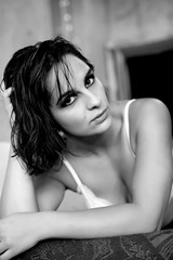 Naklejka premium brunet woman photo session in studio