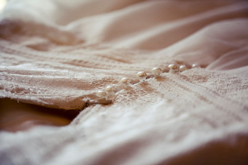 Gros plan des Boutons d'une robe de Mariée