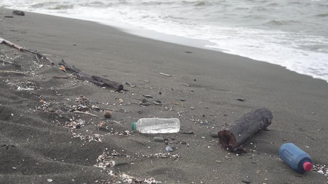 Plastic in the ocean side - ecosistem