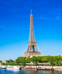 世界遺産　パリのセーヌ河岸　エッフェル塔　縦位置