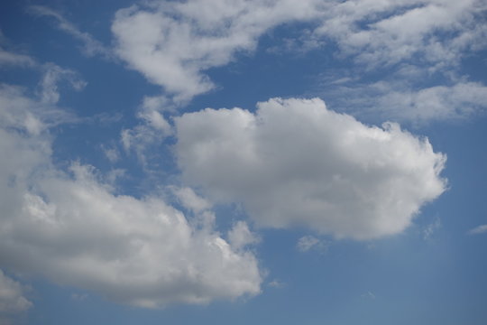 「白雲」の写真素材 | 4,323件の無料イラスト画像 | Adobe Stock