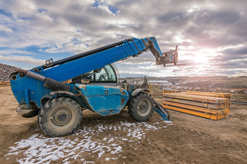 Hydraulic lift with construction material