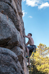 El joven Jorge escalando por una pared vertical en La Pedriza,  en  la Sierra de Madrid