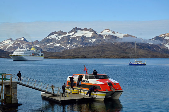 Tenderboot im Hafen von Tasiilaq, Ostgr&ouml;nland