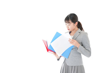 オフィスで書類を確認する若いビジネスウーマン