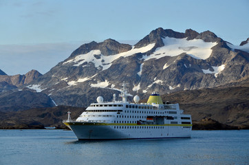 Kreuzfahrtschiff im Fjord bei Tasiilaq, Ostgrönland © traveldia