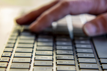 Teclado de laptop negro. Imágen en fuga de teclas con un punto fijo y desenfocado. QWERTY. 