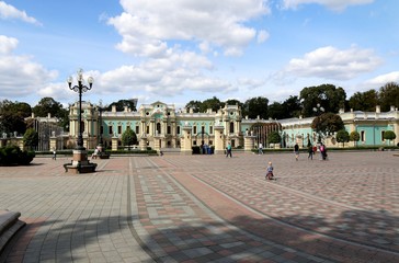Obraz premium kyiv, kiev. ukraine, mariinskyi palace, city, building, park, architecture, town, tree, landscape, summer, garden, urban, landmark, view, square