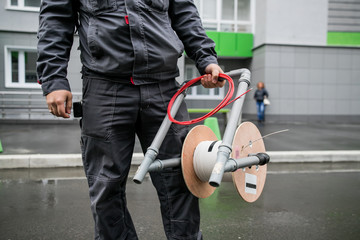 Obraz premium the installer with fiber optic is going to install Internet and TV users