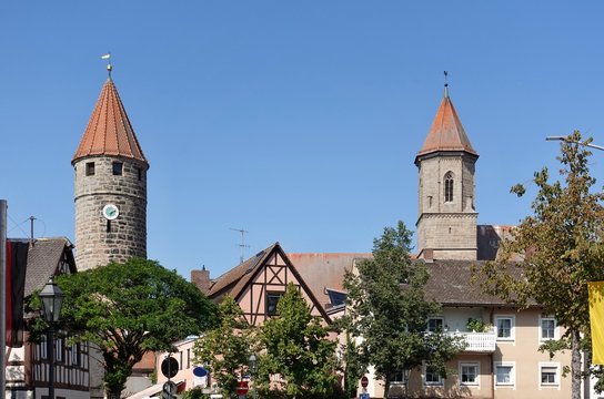 Gunzenhausen - Färberturm und Turm der Stadtkirche von der Weißenburger Straße gesehen