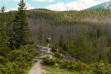 Naklejka premium Lifestyle travel adventure outdoor summer vacations tourist with backpack enjoying beautiful view of green hills