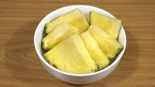 Pi&ntilde;a cortada en trozos en un bol de cer&aacute;mica