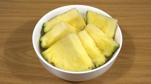 Pi&ntilde;a cortada en trozos en un bol de cer&aacute;mica