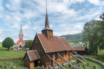 Fototapeta na wymiar Stabkirche von RØDVEN aus dem 13.Jh. - im Hintergrund die neue Kirche