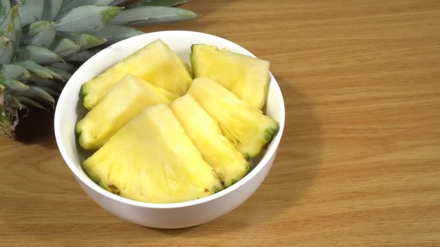 Pi&ntilde;a cortada en trozos en un bol de cer&aacute;mica