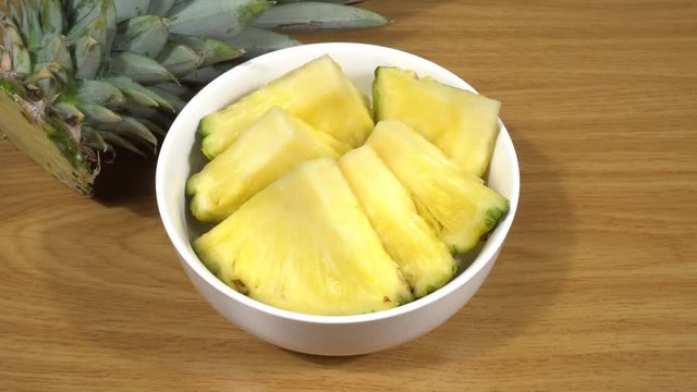 Pi&ntilde;a cortada en trozos en un bol de cer&aacute;mica