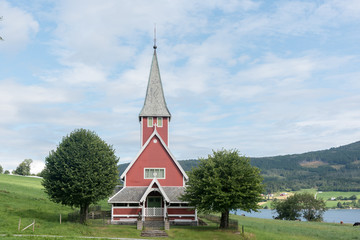 Fototapeta na wymiar Die neue Kirche von RØDVEN -Giebelansicht