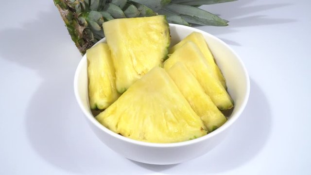 Pi&ntilde;a cortada en trozos en un bol de cer&aacute;mica