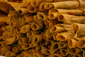 onjunto de flautas apiladas en el mercado. Las flautas rellenas son unas tortillas fritas que...