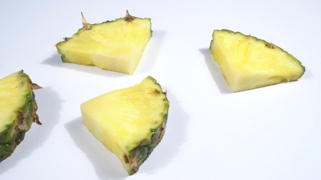 Pi&ntilde;a cortada en trozos