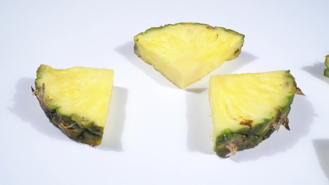 Pi&ntilde;a cortada en trozos