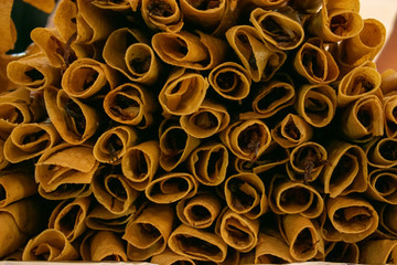 Conjunto de flautas apiladas en el mercado. Las flautas rellenas son unas tortillas fritas que envuelven pollo, carne, queso o papa. Son un delicioso antojito mexicano