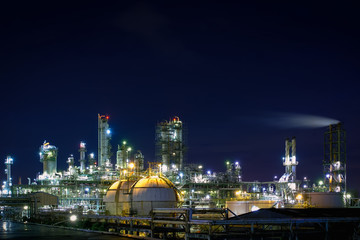 Fototapeta na wymiar Glitter lighting of petrochemical plant at night, Manufacturing of petroleum industrial plant with twilight sky background, Oil and gas refinery plant