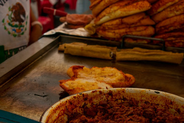 Comida mexicana: conjunto de pambazos en comal, listos para ser preparados y ser vendidos.