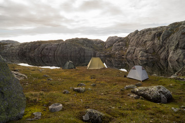 Camp besides a small lake in the mountain