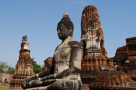 Buddha in Tempelruinen in Ayutthaya