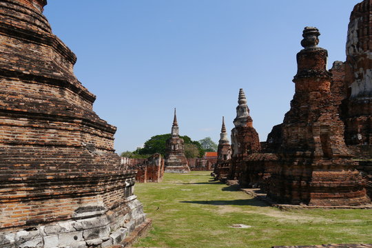 Tempelruinen in Ayutthaya in Thailand mit Pagoden
