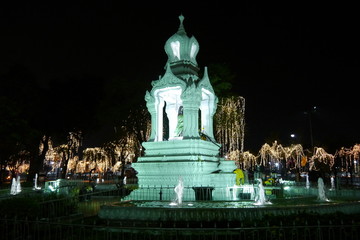 Bangkok: Shrine of Mae Thorani bei Nacht
