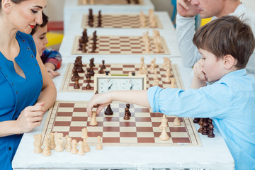 Leute spielen ein Schachtournier