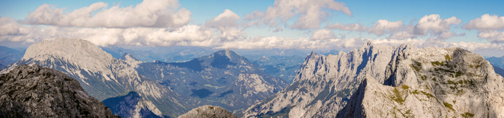 Fototapeta na wymiar Panorama über Gsengkogel und Admonter Frauenmauer und der Nordwände der Gesäuseberge in Österreich vom Sparrafeld aus gesehen bei blauem mit Wolken surchsetzem Himmel