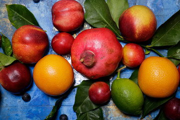 Fototapeta na wymiar Stile alimentare con frutta colorata di stagione 