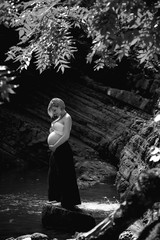 Fototapeta premium kobieta w ciąży, czekająca na dziecko, w ubraniach w stylu boho, w przyrodzie