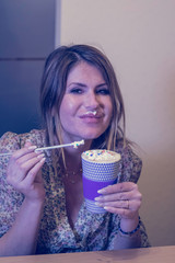 Junge Frau in der Wohnung