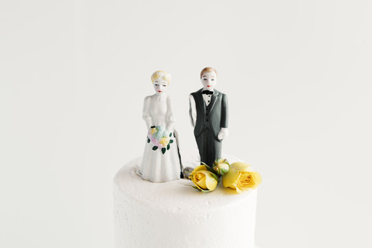 A Separated Couple On Top Of A Wedding Cake