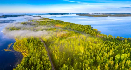 Luftaufnahme von Pulkkilanharju Ridge, Paijanne National Park, südlicher Teil des Lake Paijanne. Landschaft mit Drohne. Blaue Seen, Felder und grüne Wälder von oben an einem sonnigen Sommertag in Finnland. © Della_Liner