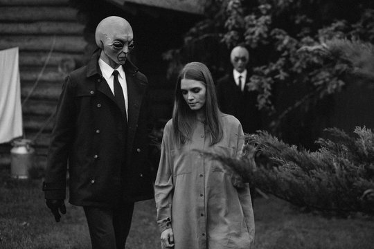 Conversation between aliens and women