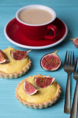 tartlets with custard cream and figs