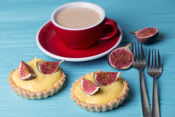 tartlets with custard cream and figs