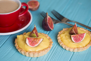 tartlets with custard cream and figs